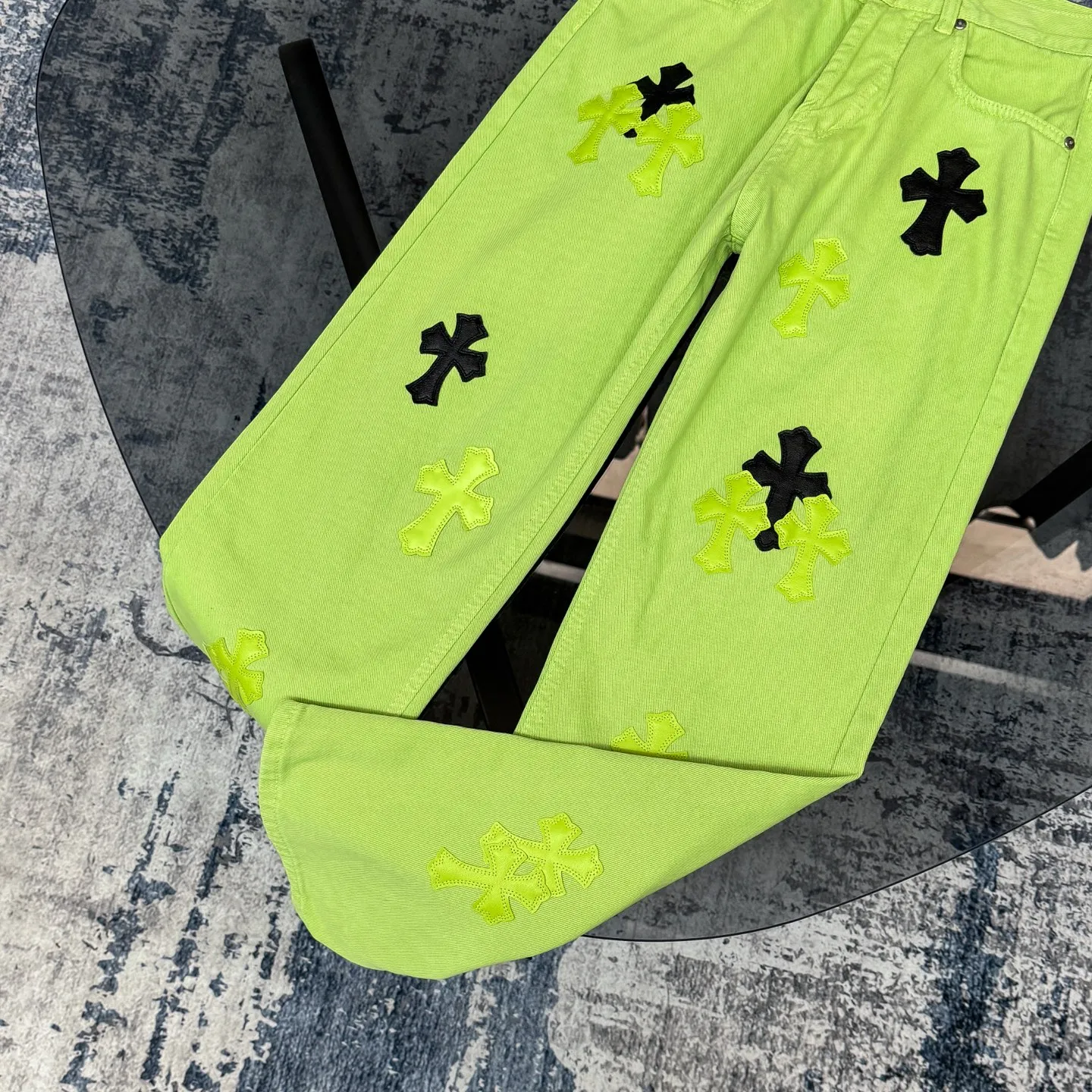 P260 Chrome hearts CH green cow king Yang Mi's same style sex recods limited green cow jeans. Really restores the ultimate texture of Vintage. Italian special cowhide print and cut. Customized sheepskin three-layer thick line leather. The whole is spliced in heavy water washing process. Craftsmen hand-splash ink. You can see the details. Three-dimensional cutting version. Loose and comfortable. Not picky about the figure. Makes taller and slimmer. Seiko factory. Original quality control. Same style for men and women. Can be matched with couples. Versatile recommendation. Essential jeans for all seasons Color: Green Size: S-XL